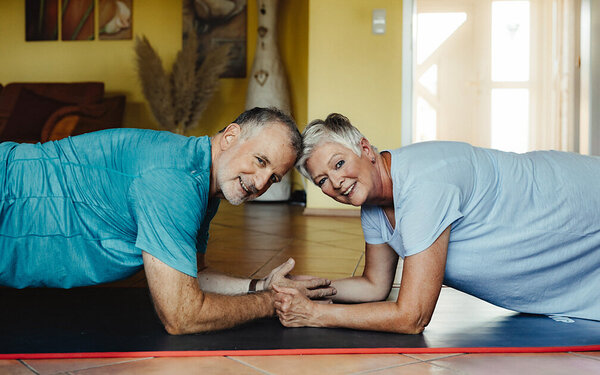 Manfred und Diana trainieren zusammen, um fit zu bleiben.
