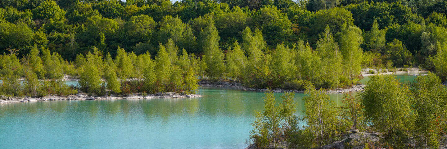 Der Dyckerhoffsee nahe Beckum ist auch als "Blaue Lagune" bekannt.
