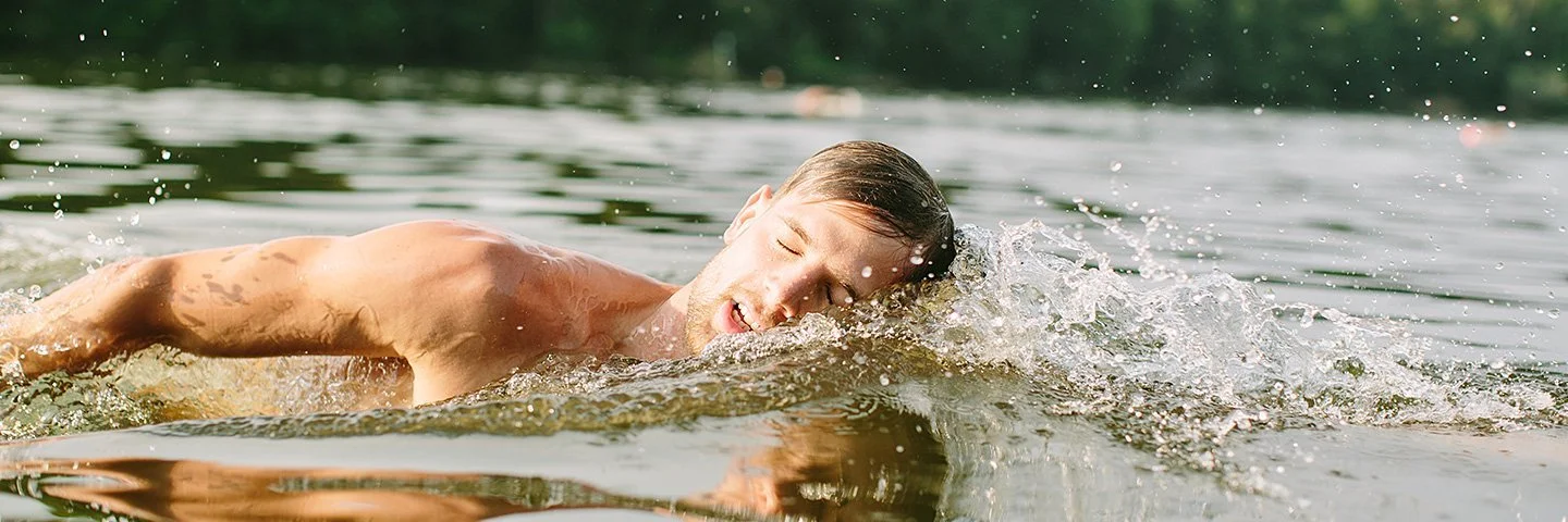 Freiwasserschwimmen: Ein Mann krault im See.
