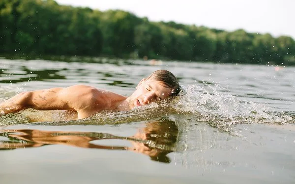 Freiwasserschwimmen: Ein Mann krault im See.