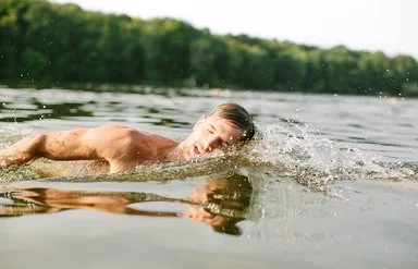 Freiwasserschwimmen: Ein Mann krault im See.