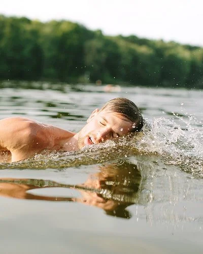 Freiwasserschwimmen: Ein Mann krault im See.