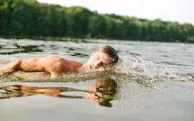 Freiwasserschwimmen: Ein Mann krault im See.