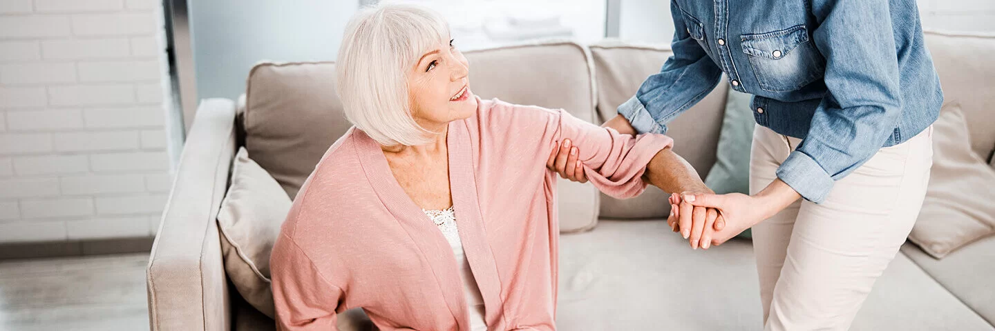 Frau hat pflegebedürftige Angehörige, die sie zu Hause pflegt.