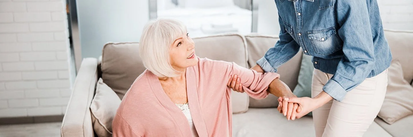 Frau hat pflegebedürftige Angehörige, die sie zu Hause pflegt.