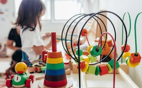 Kind spielt mit schadstofffreien Spielzeug aus Holz.