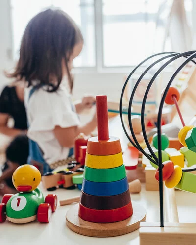 Kind spielt mit schadstofffreien Spielzeug aus Holz.