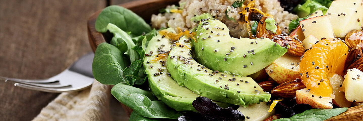 Beim Clean Eating kommt es auf unverarbeitete Lebensmittel wie frischem Obst und Gemüse an, hier in einer Schüssel mit Reis und Nüssen serviert.
