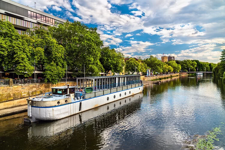 Ein Boot auf dem Neckar in Heilbronn an einem heiteren Tag im Herbst.