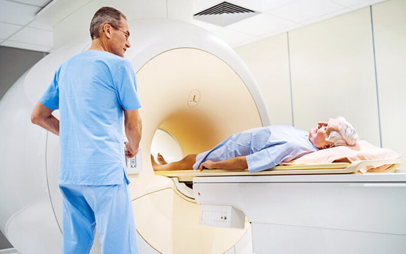 Ein Prostatakrebs-Patient wird von seinem Urologen untersucht.