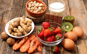 Lebensmittel wie Eier, Erdnüsse oder Krustentiere können sowohl eine Allergie als auch eine nicht-allergische Lebensmittelunverträglichkeit auslösen.