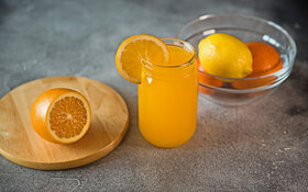 Selbstgemachte Elektrolytlösung mit Orangen.