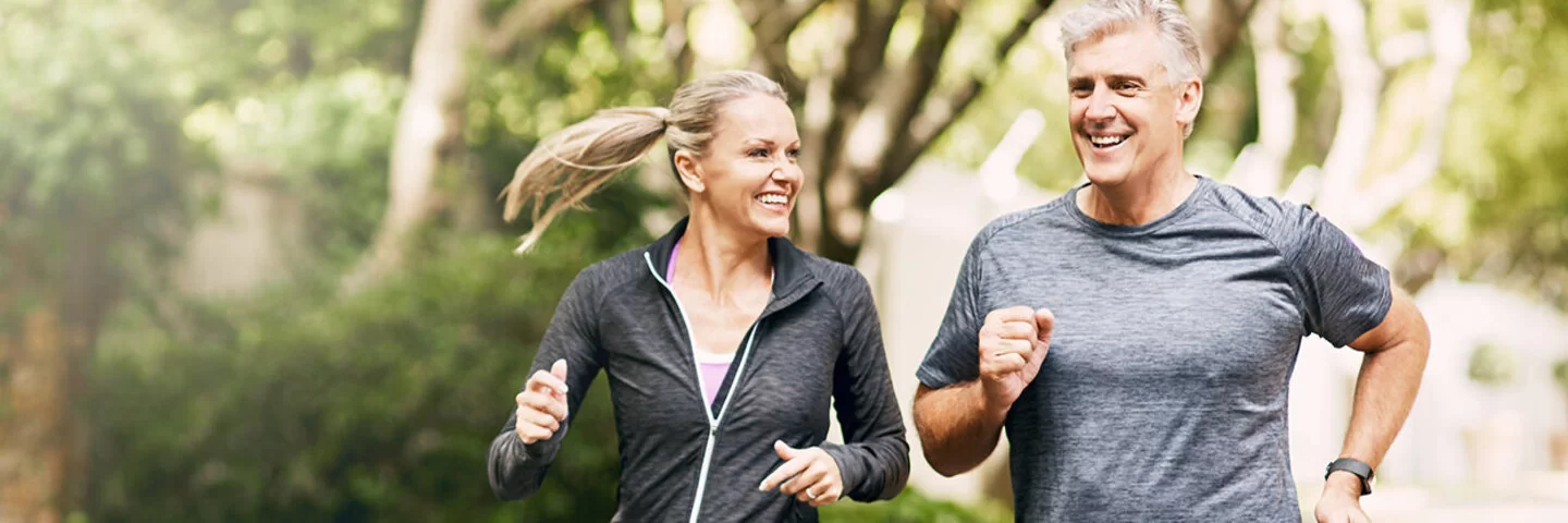 Eine Frau und ein Mann gehen gemeinsamen Joggen.