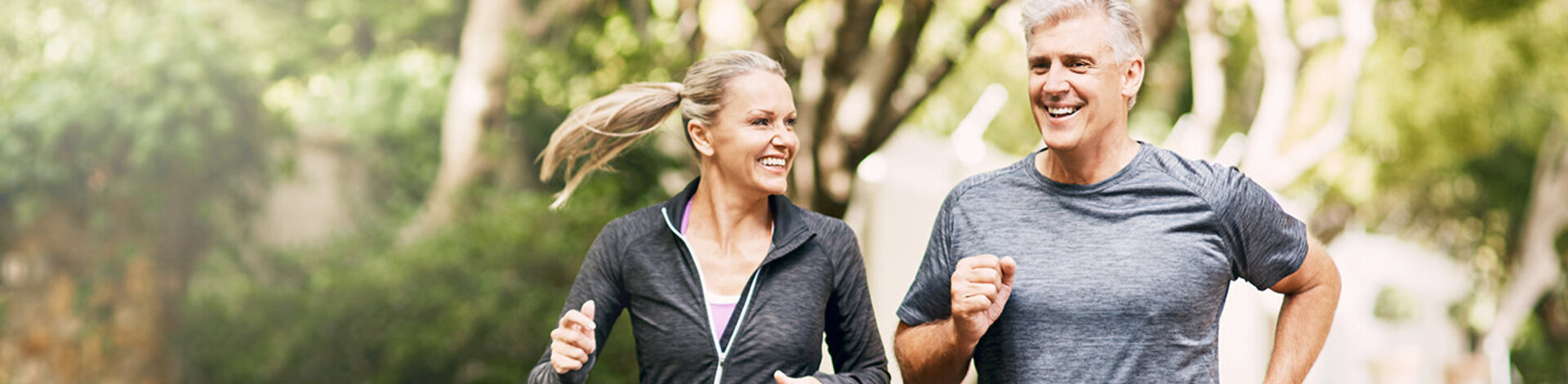 Eine Frau und ein Mann gehen gemeinsamen Joggen.