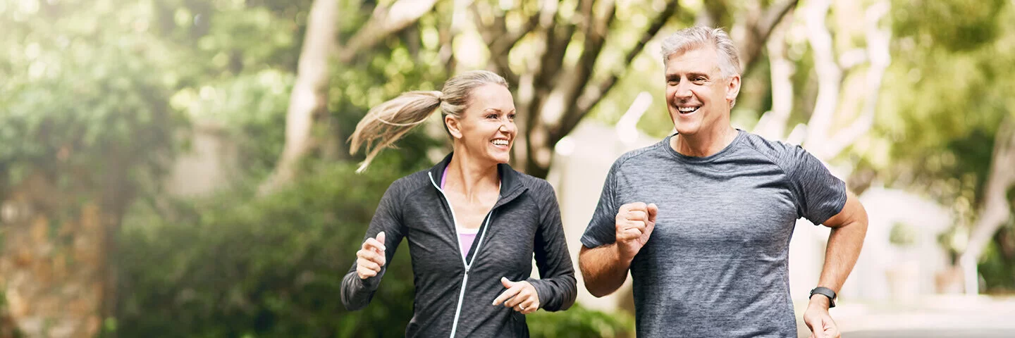 Eine Frau und ein Mann gehen gemeinsamen Joggen.