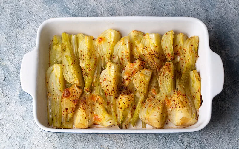 Gebackener Fenchel in einer Aufschlaufschale.