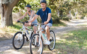 Älteres Ehepaar fährt Fahrrad, um das Herz gesund zu halten.