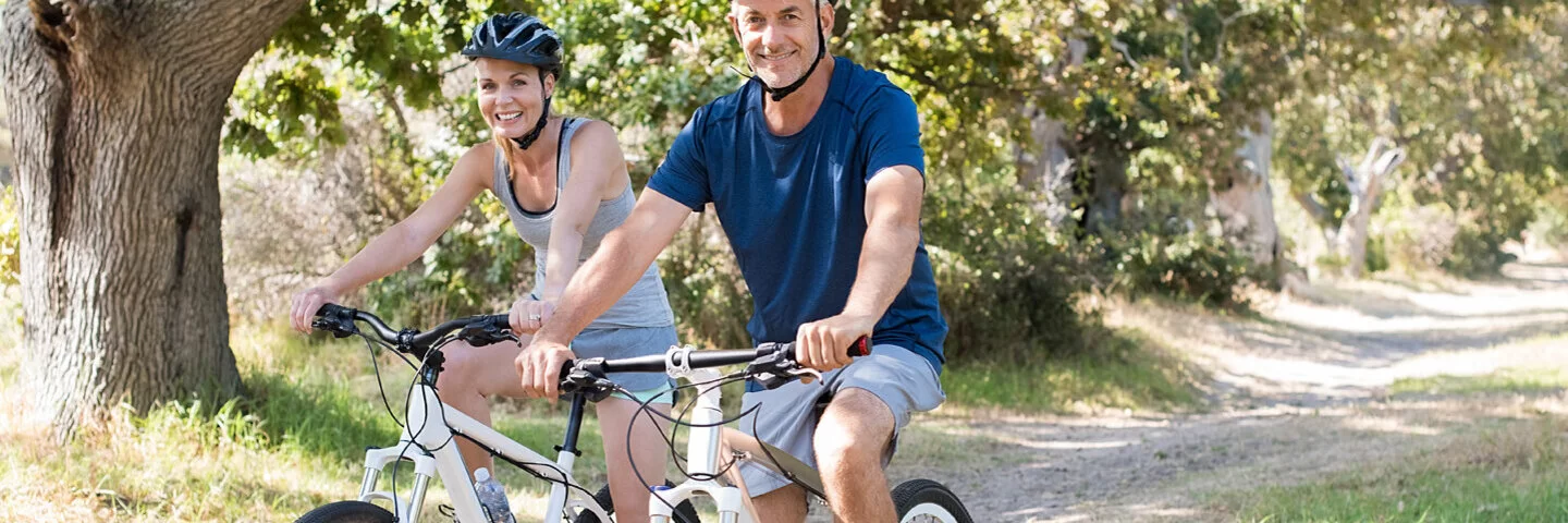 Älteres Ehepaar fährt Fahrrad, um das Herz gesund zu halten.