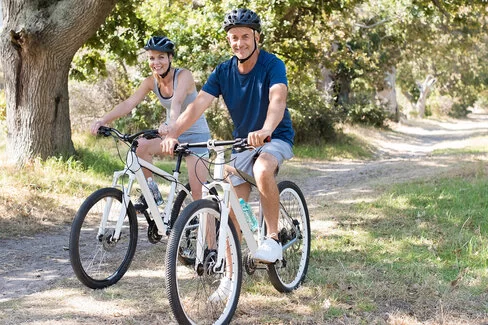 Älteres Ehepaar fährt Fahrrad, um das Herz gesund zu halten.
