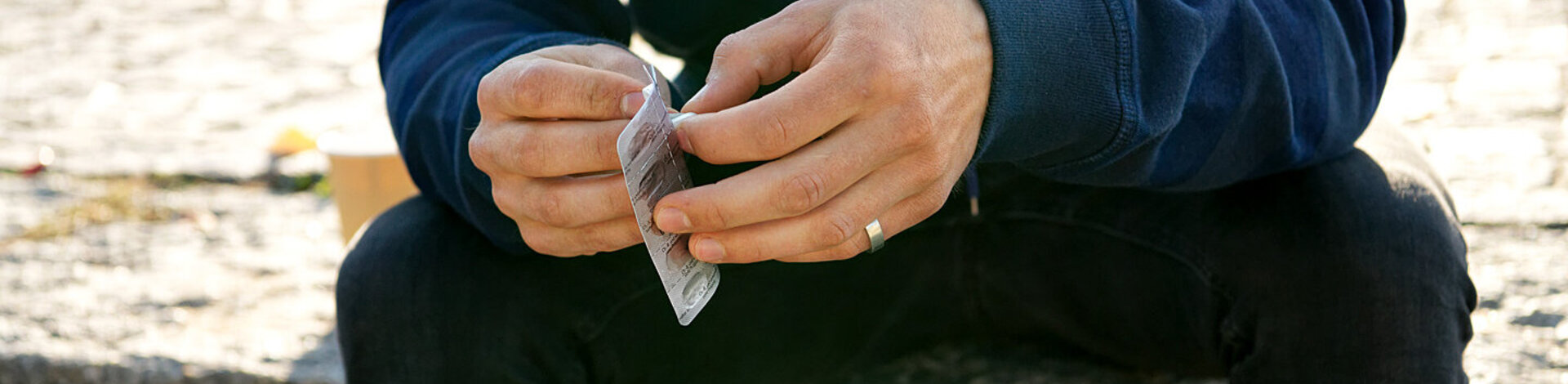 Ein Mann hält einen Blister mit Tabletten in der Hand. Wie Patienten Medikamente richtig einnehmen, erfahren Sie im Beitrag.