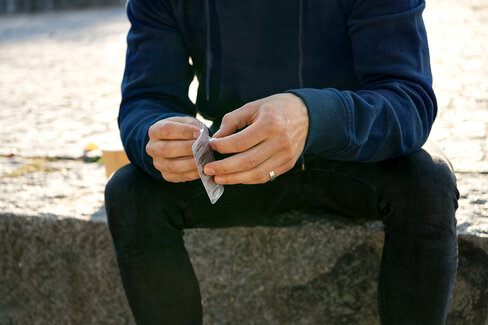 Ein Mann hält einen Blister mit Tabletten in der Hand. Wie Patienten Medikamente richtig einnehmen, erfahren Sie im Beitrag.
