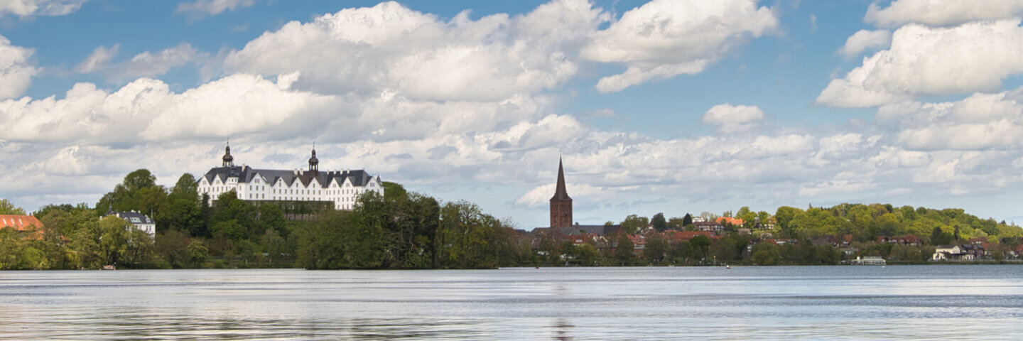 Am Plöner See liegt unter anderem das Plöner Schloss, eines der größten Schlösser Schleswig-Holsteins.