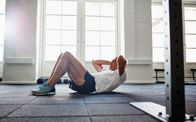 Ein Mann macht ein Core-Workout und stärkt so seine Körpermitte.
