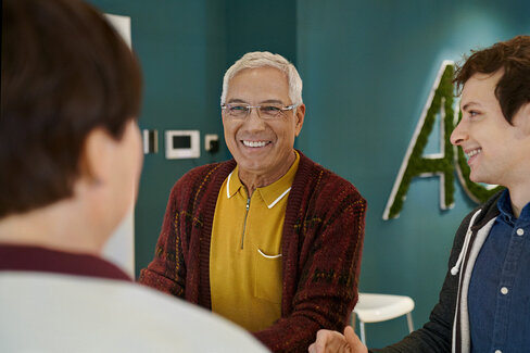 Drei Männer sprechen in einem Büro der AOK miteinander. Sie wurden von AOK-Versicherten bei den Sozialwahlen als Vertreter benannt.