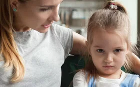 Nein heißt Nein. Ein Kind akzeptiert Grenzen seiner Mutter.