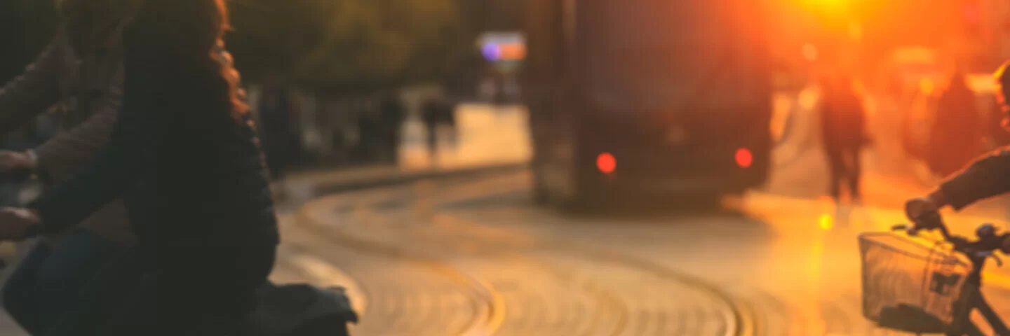 Personen fahren mit Fahrrädern in der Abenddämmerung in der Stadt.