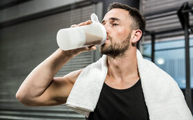 Sportmythen: Mann trinkt für den Muskelaufbau einen Proteinshake nach dem Training.