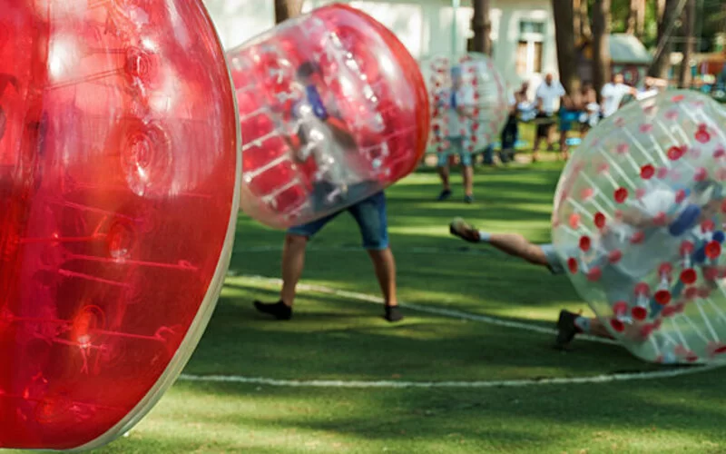 Eine Familie spielt Bubble Soccer am Wochenende.