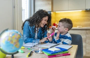 Mit dem ADHS-Elterntrainer bietet die AOK praktische Hilfe in konkreten Alltagssituationen.