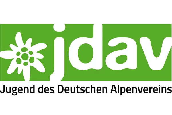 Das Bild zeigt das Logo des deutschen Alpenvereins. In weißer Schrift steht auf hellgrünem Untergrund: "jdav". Auch sieht man eine weiße Blume.