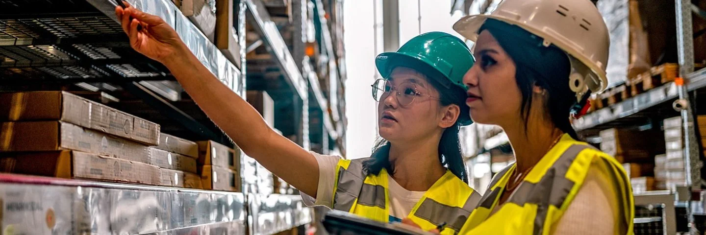 Zwei junge Frauen machen eine Berufsausbildung in einem Lager.