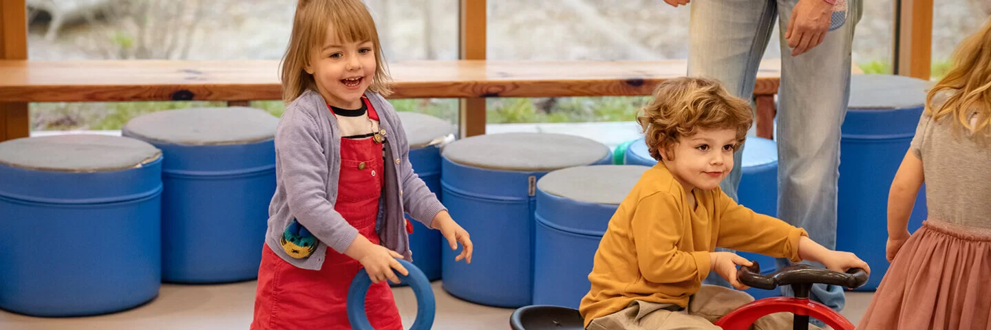 Kinder spielen in einer Kita.