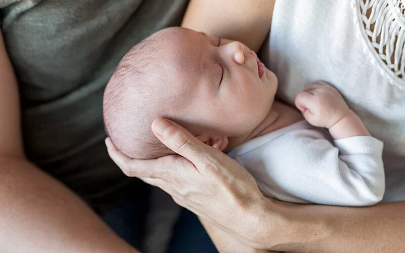 Babys haben Fontanellen – Lücken in der Schädeldecke –, damit der Kopf beim Wachsen mitkommt.