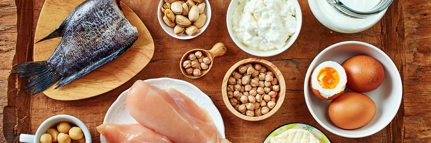 Lebensmittel wie Kichererbsen, Fisch und Fleisch enthalten Vitamin B5 (Pantothensäure).