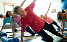 Frauen machen Pilates in der Gruppe.