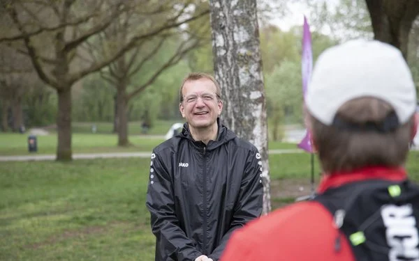 Lauf-Trainer Markus Oberließen erzählt den Teilnehmenden, worauf sie achten sollten.