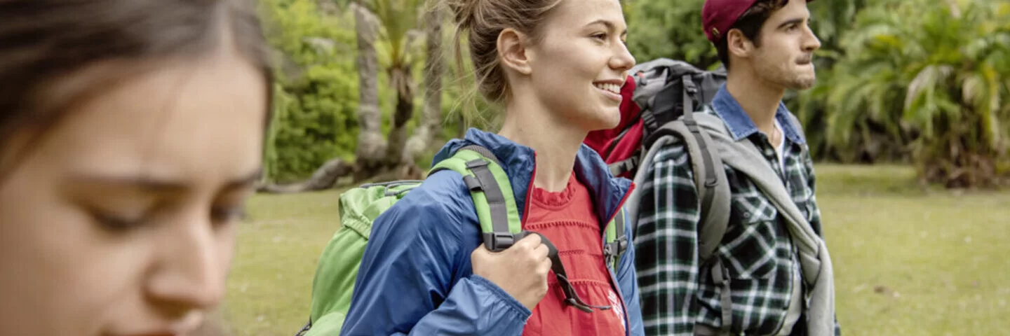 Das Bild zeigt drei junge Backpacker auf Reisen.