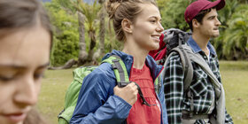 Das Bild zeigt drei junge Backpacker auf Reisen.