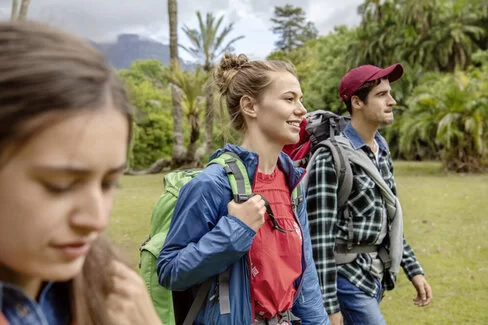 Das Bild zeigt drei junge Backpacker auf Reisen.