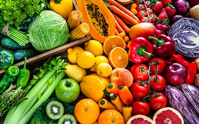 Buntes Obst und Gemüse liegen zusammen.