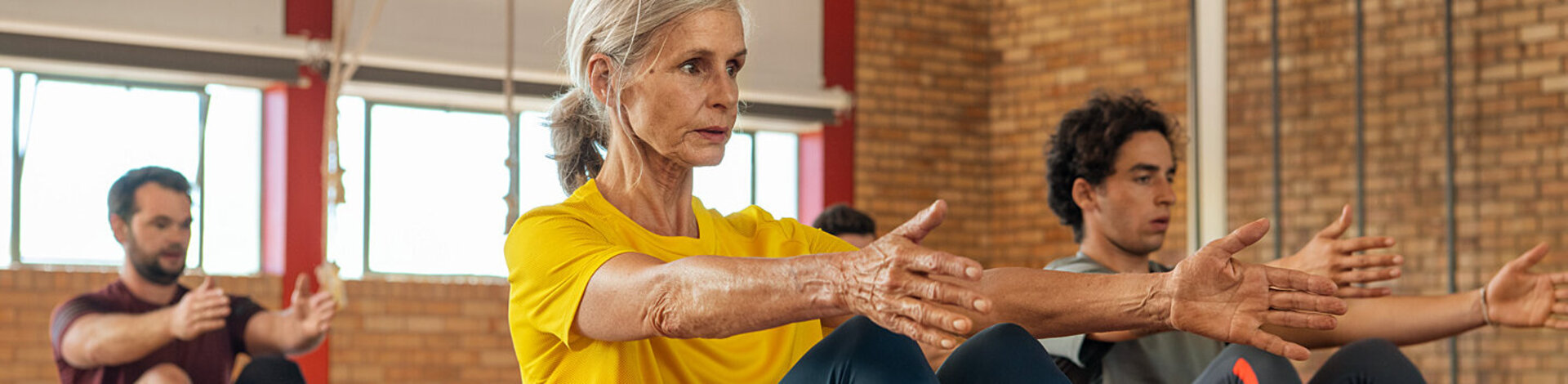 Eine ältere Frau und ein jüngerer Mann trainieren. Mit Rehasport gelingt es, nach Unfällen oder Krankheiten wieder beweglich zu werden.