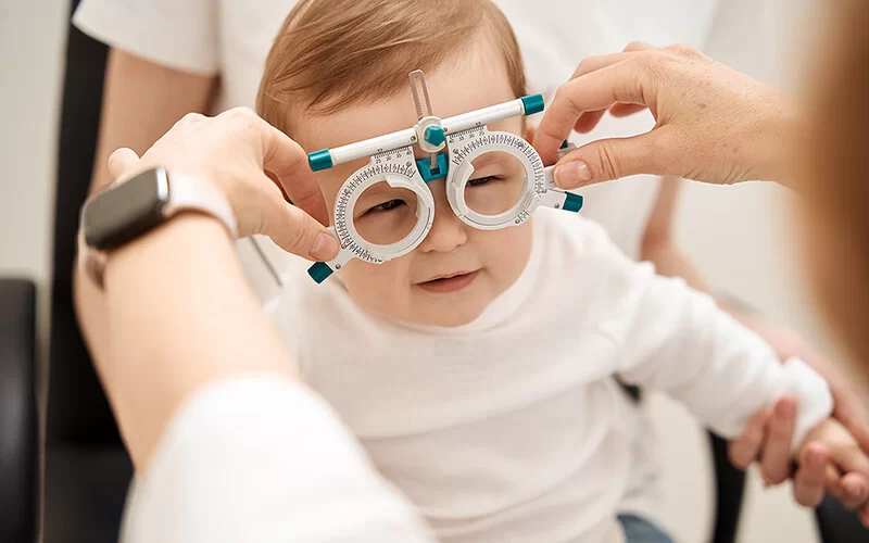 Bei einem Baby mit Amblyopie wird mithilfe einer optischen Messbrille die richtige Sehstärke ermittelt.