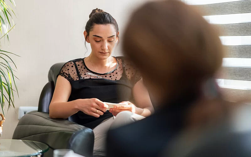 Junge Frau hat Suizidgedanken und bespricht sich mit ihrer Psychotherapeutin.