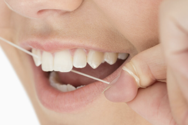 Zahnhygiene ist wichtig, um Karies vorzubeugen. Deshalb empfiehlt die AOK auch mindestens zweimal im Jahr die Zähne professionell reinigen zu lassen.