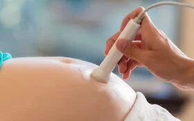 Eine schwangere Frau beim Ultraschall.