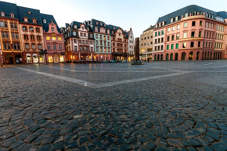Der Marktplatz in der Altstadt von Mainz bei Sonnenuntergang.